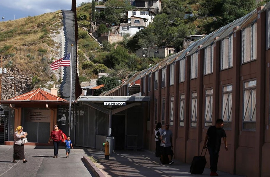 Bức tường ngăn cách  biên giới Mỹ-Mexico chạy ở bang California và Arizona (Mỹ). Ảnh Reuters